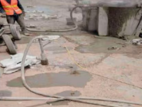 荔波水泥混凝土路面板底注浆技术 路面脱空注浆整治方案