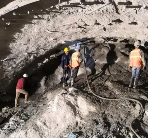 荔波拱顶带模注浆料的施工流程及注意事项